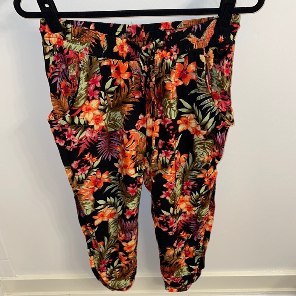 French laundry Cropped Pants Size L Color Black Orange Red Green